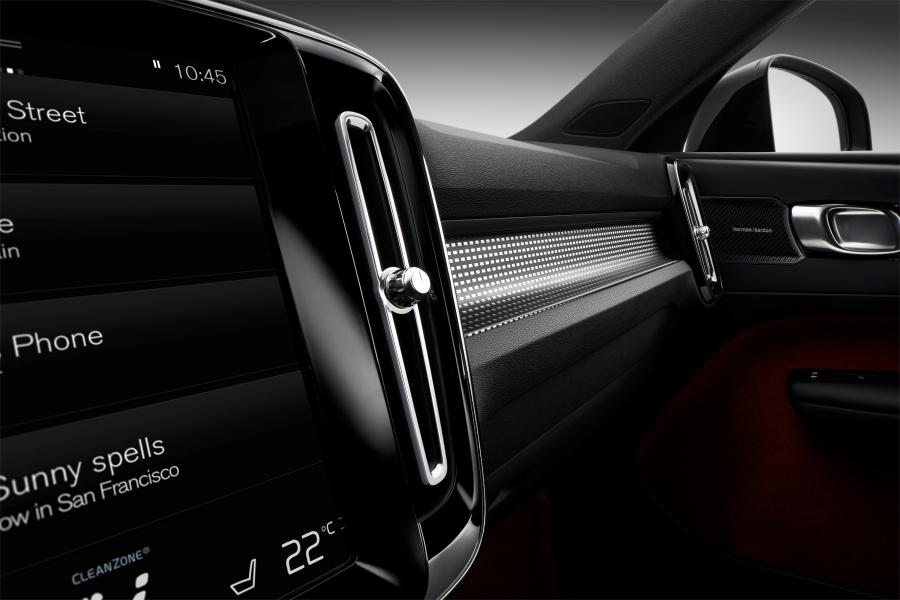 Детали интерьера Volvo XC40 T5 R-Design 2017 года  (WW) (фото 30 из 68)